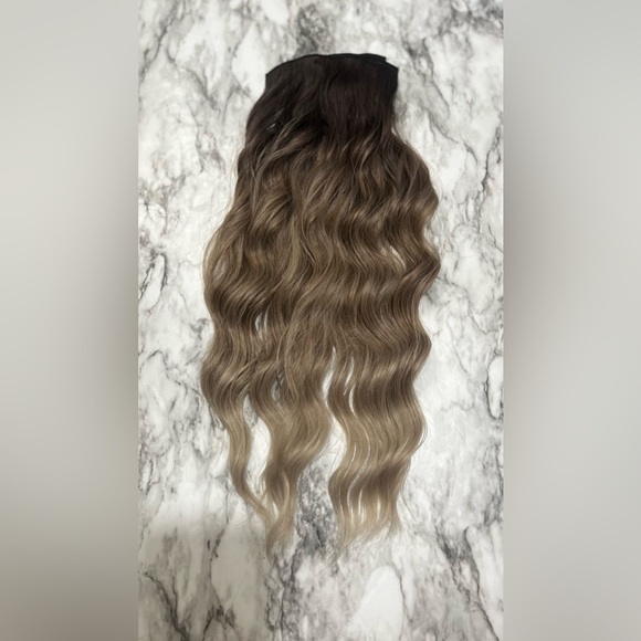 Ombre Ashy Blonde Wavy Clip in hair extensions in 22 Inches - Human Hair Blend - Picture 3 of 8